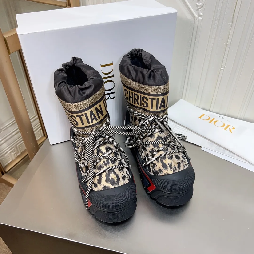 Men's shoes p600! The highest version on the market, Dior Dior's king style snow boots, ski boots, fat and cute, so cute →_→ from the DiorAlps limited series, unique. Shiny nylon Oblique print upper with criss-cross straps for an ideal fit. The technical fabric of the boot shaft, short-cut version, can be worn in the city or in the mountains. It makes the calf slimmer and taller, warm and concave. The boot shaft and sole are made of original waterproof padded lining. The embroidered fabric is original star ⭐ rubber non-slip thick sole and multi-module combination outsole. The size is 35-40. 41Customized